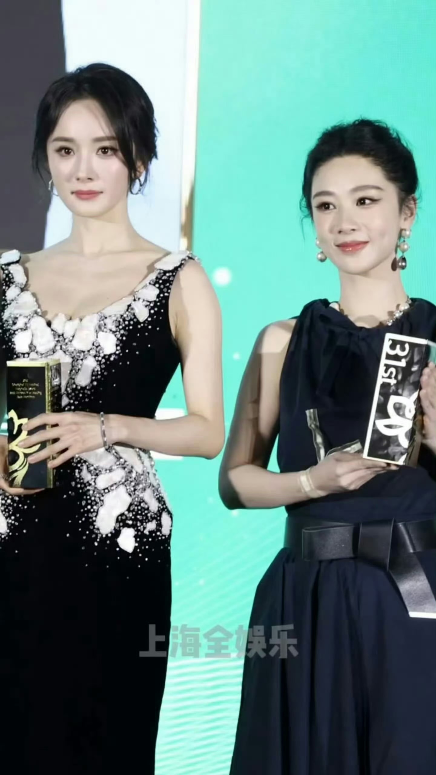 杨幂牵杨紫上台两位女神来了 期待双生！ 