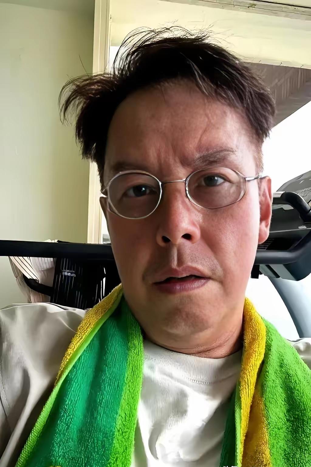 你们认识他吗？
他继是演员，又是歌手，可谓是全能型选手
如今人家已经76岁了，看