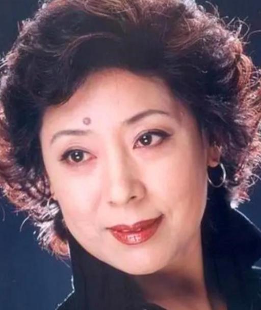 关牧村和她的第二任丈夫江泓，他曾是湖北省省长助理，为人沉稳内敛，对关牧村视若珍宝