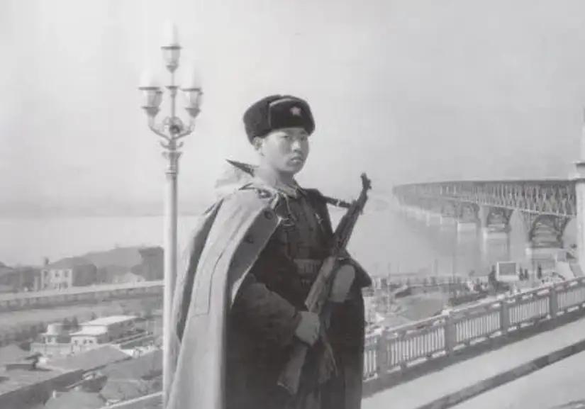 1971年冬天，许世友在南京长江大桥视察时，看到守桥士兵冒大雪露天站岗，当即提出