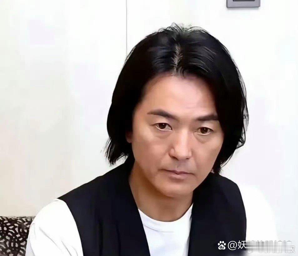 郑伊健现在完全是个老人了，发质真好60多岁居然还是乌黑发亮，这个发型真的留了一辈