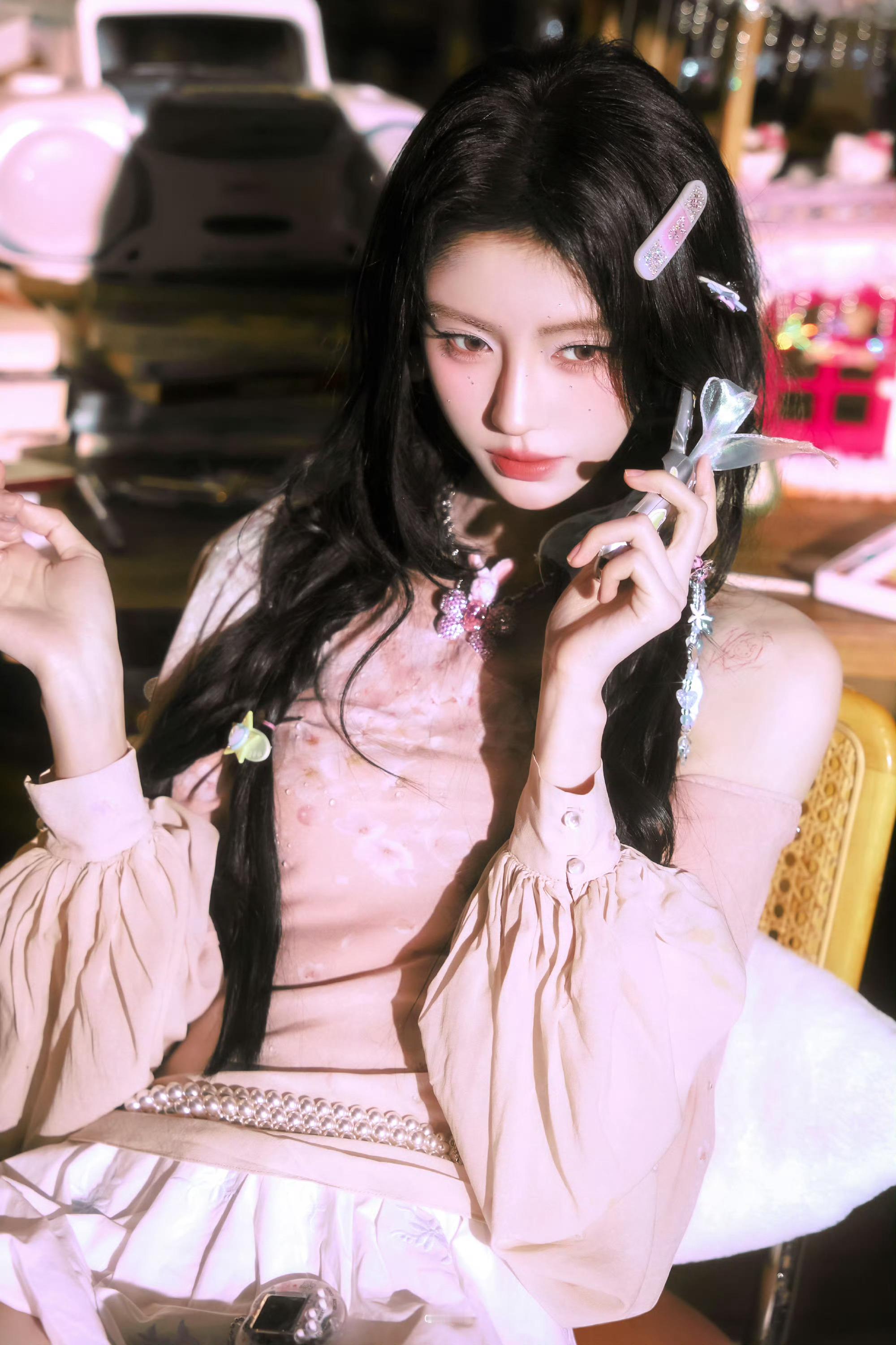 鞠婧祎珍珠腰链 鞠婧祎珍珠腰链点缀复古粉色造型，灵动又温柔，简直美萌！ 