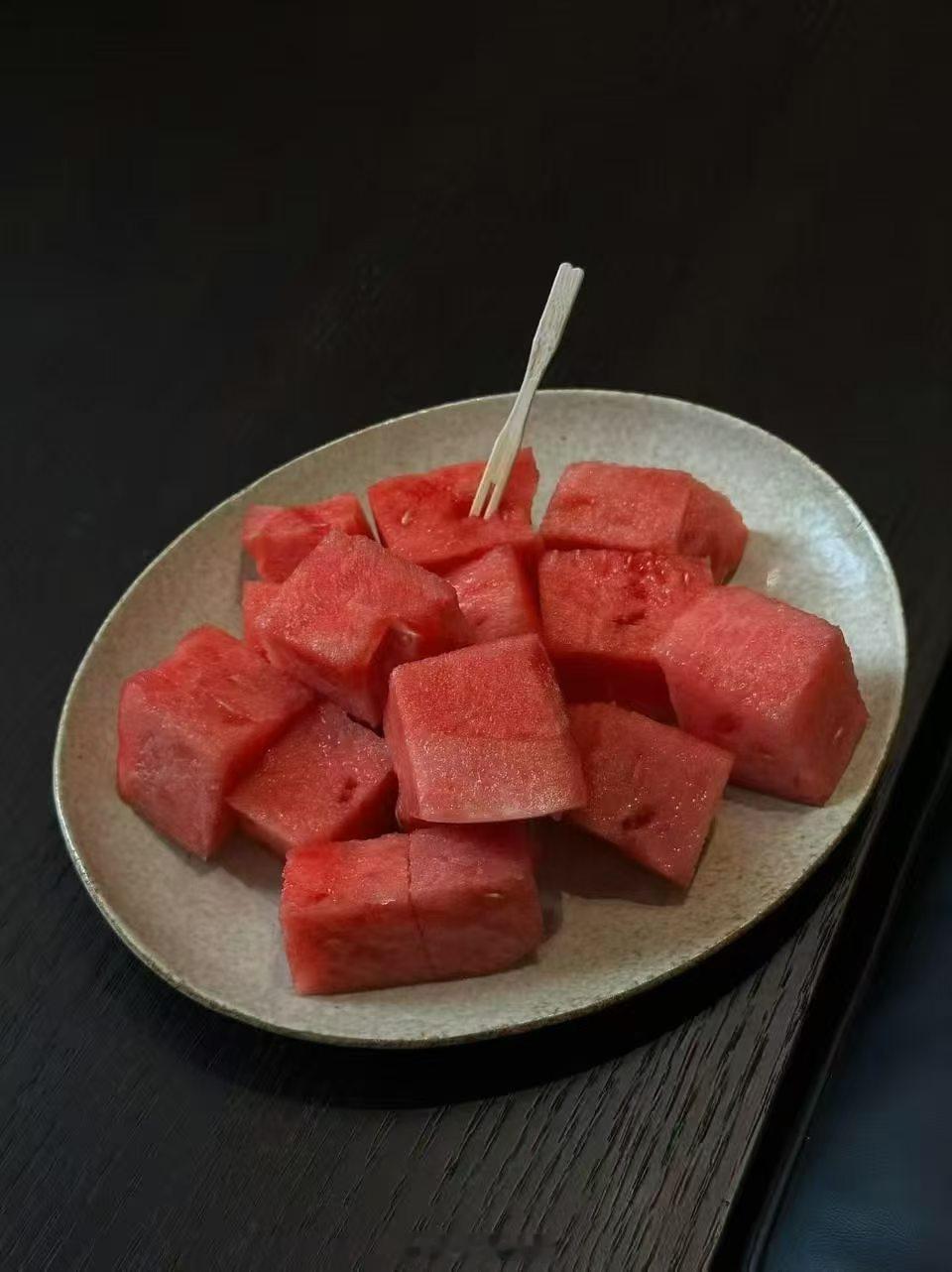 希望这个夏天，天气凉快一点，西瓜甜一点 