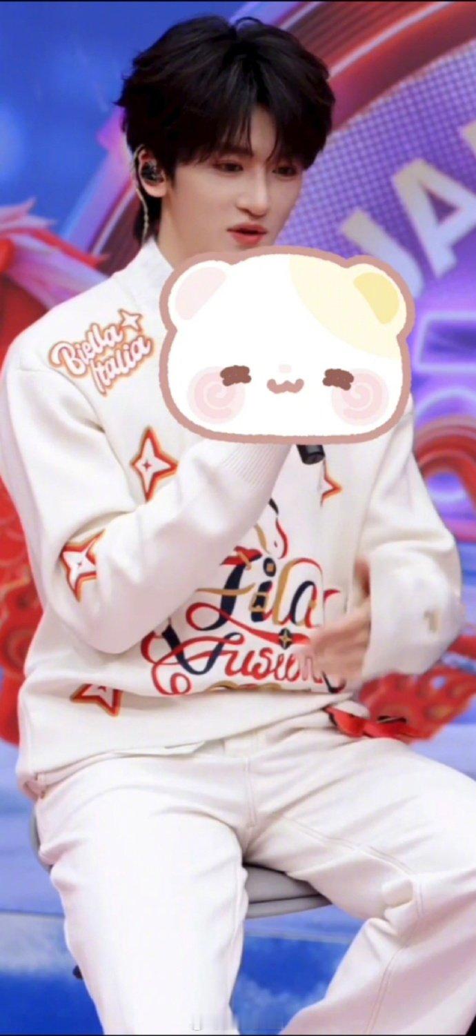 邓佳鑫说在老家辈分很大过年回家自带长辈 buff，小小年纪气场全开！ 