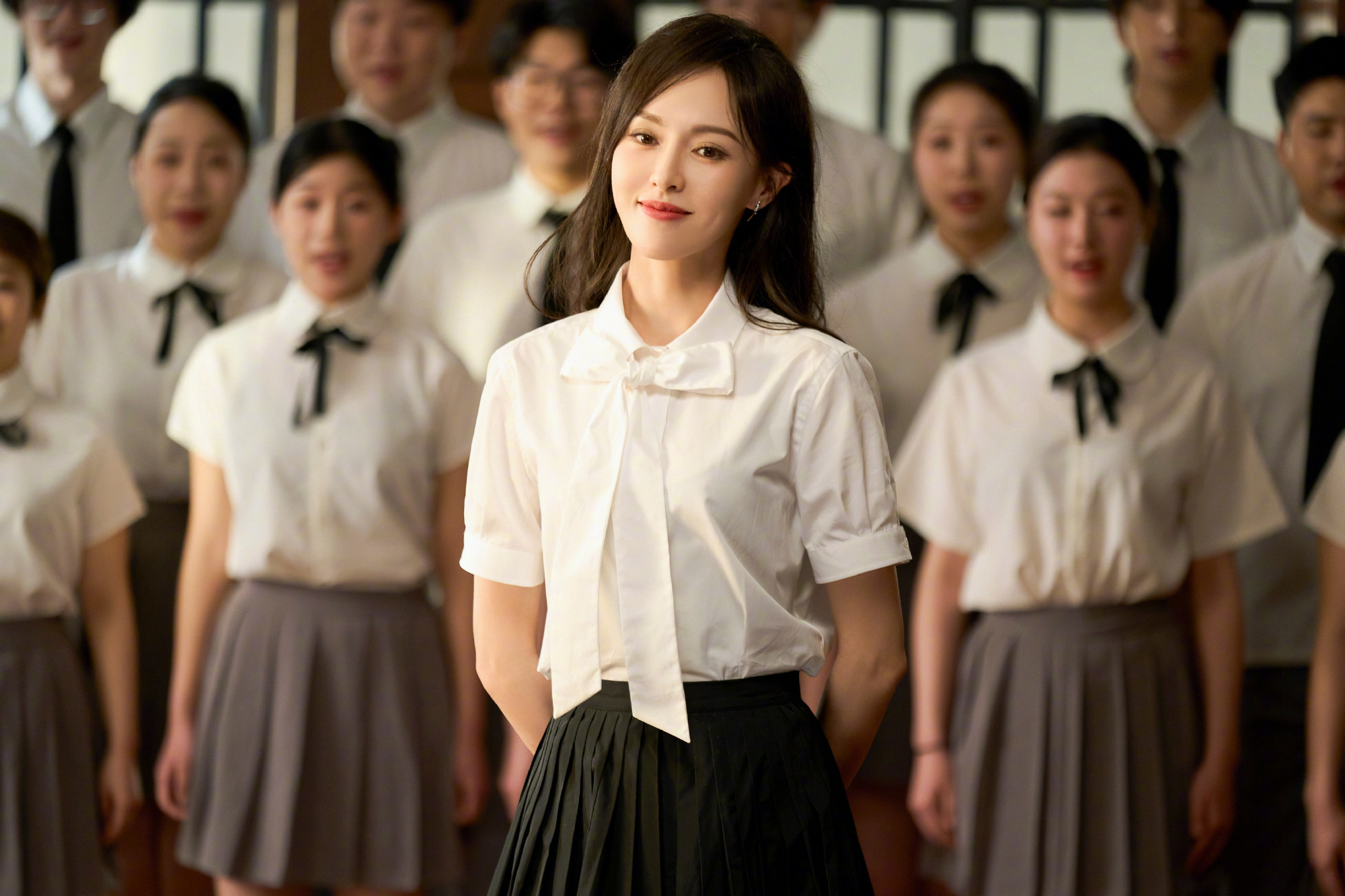 #唐嫣蝴蝶结上衣梦回赵默笙# 唐嫣白色蝴蝶结上衣好女大，梦回赵默笙[你好老师] 