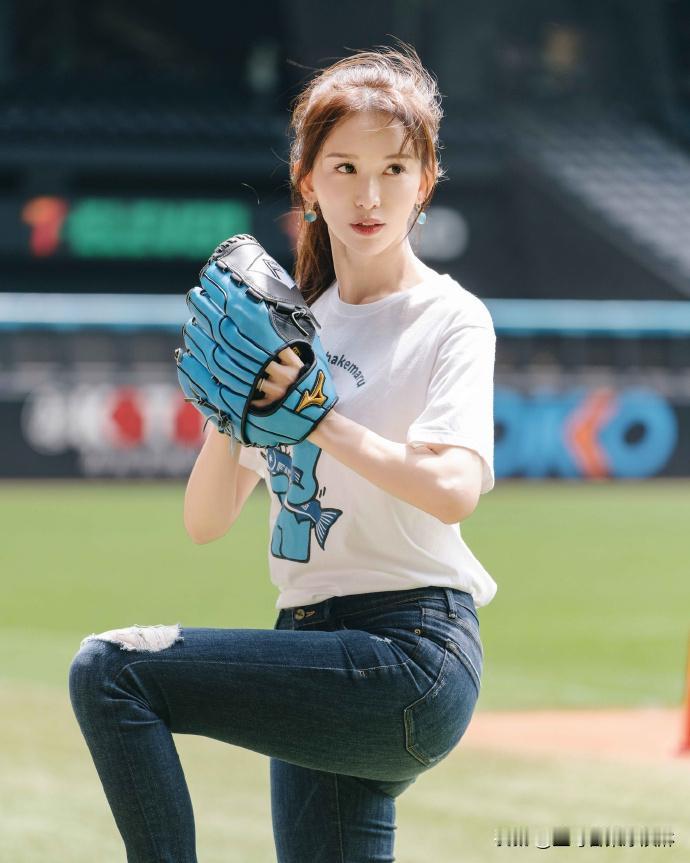 #林志玲开球#
林志玲自从结婚生子之后都没什么活动了，但是每一次出来都非常惊艳，