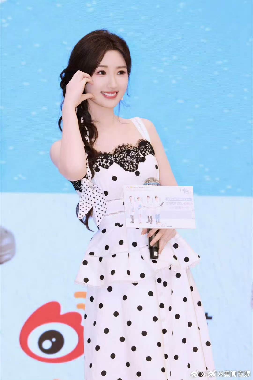 毛晓彤蕾丝花边波点裙毛晓彤线下美人一跳线下见到毛晓彤真的惊喜，波点长裙衬得气质超