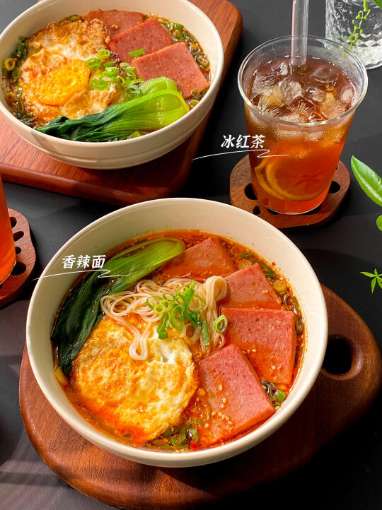 今天吃个简单的🍜香辣面🍹冰红茶