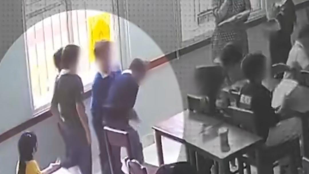 太痛心！印度，一所小学里，一名9岁的孩子在课堂上被同学持续霸凌55分钟，期间她一