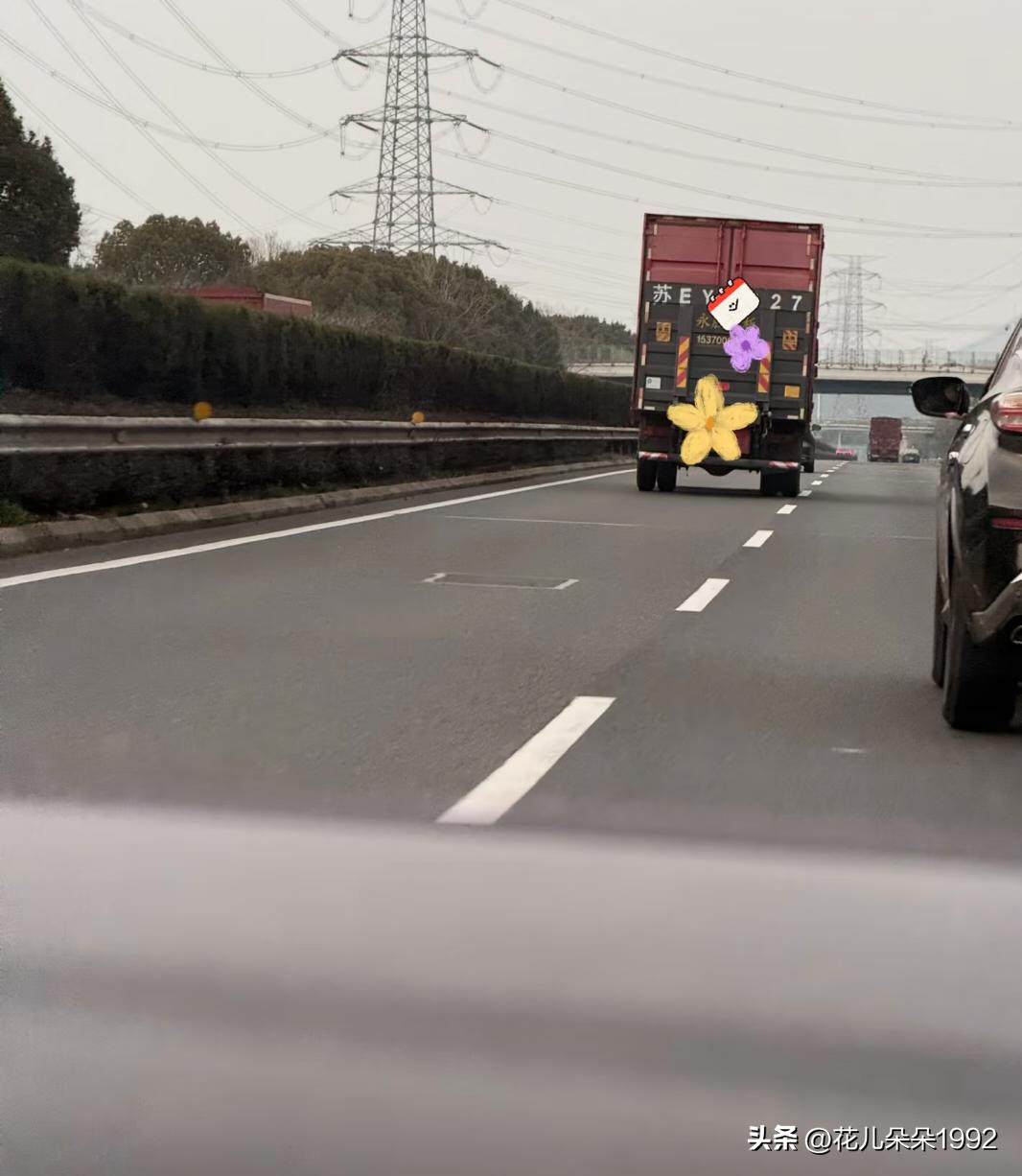 每日一气
一个大货车从始至终一直80码在高速最左车道，空了也在最左车道，后面的车