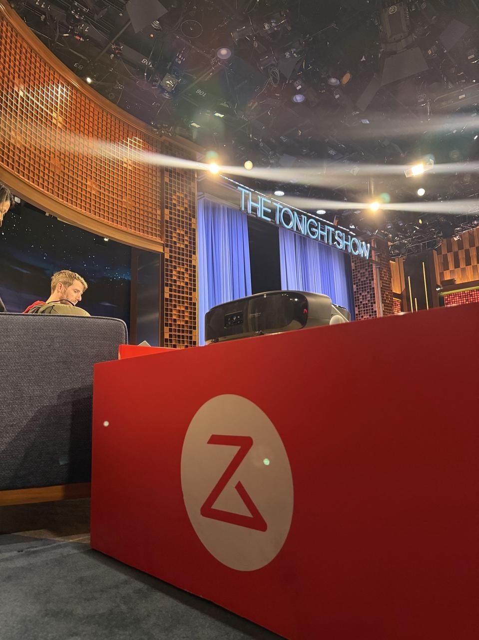 🔥 排面拉满！石头轮足扫地机器人G-Rover在美国《吉米今夜秀》炸场！NBC