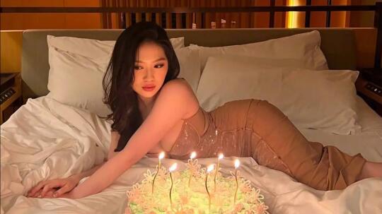 甄子丹爱女21岁啦！穿包臀裙大秀好身材