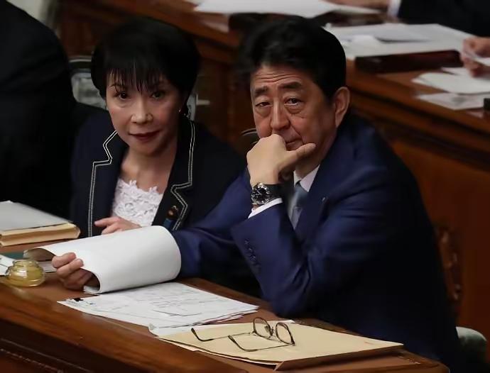 这是日本首相高市早苗和生前的日本首相安倍晋三的照片。
        高市早苗称