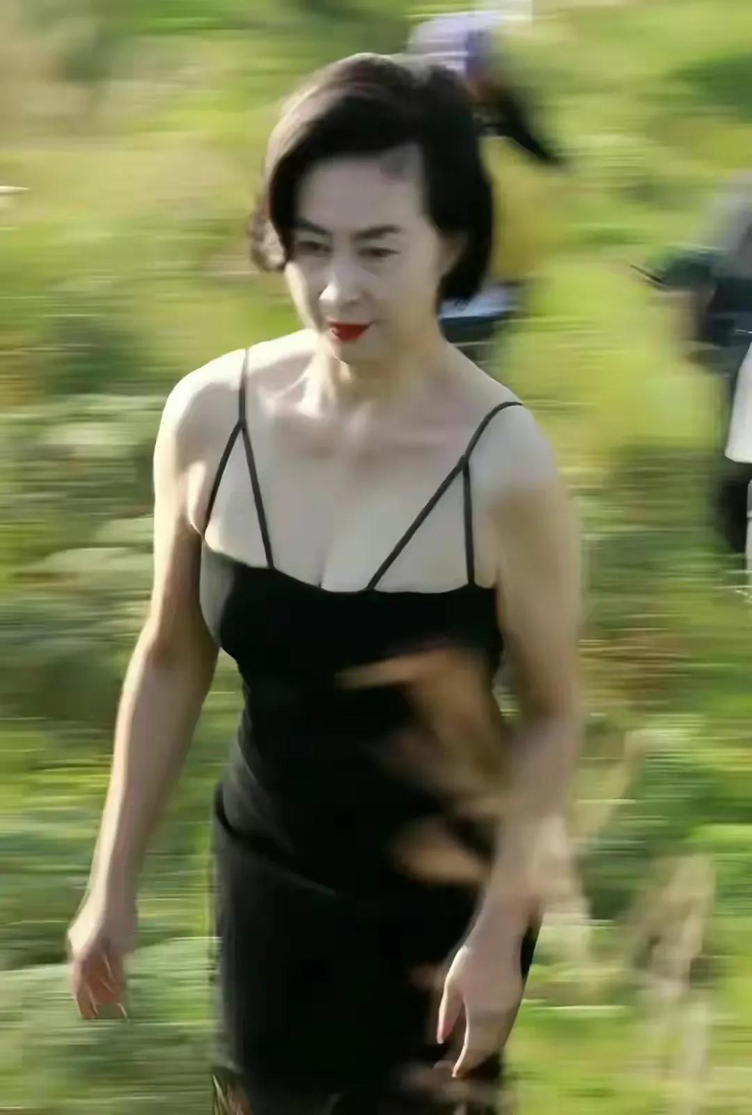 何超琼，因为穿着引发热议！

8月31日，一向低调的何超琼，突然因为一张照片引起