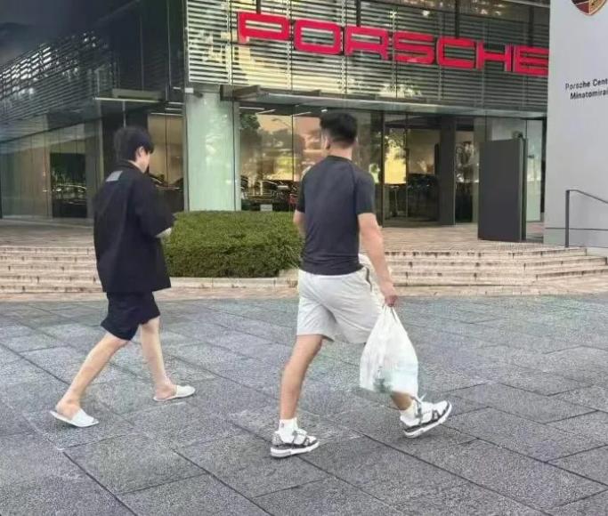 王楚钦刚到日本就出来逛街了，一看鞋，太大意了！

你仔细看，
大头穿的还是酒店的