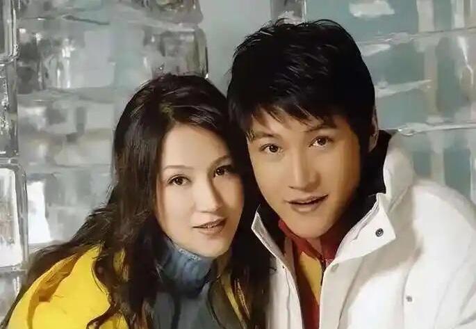 陆毅和鲍蕾年轻的时候，郭京飞和鲍莉年轻的时候，鲍蕾、鲍莉两个人长得比较像，原来他