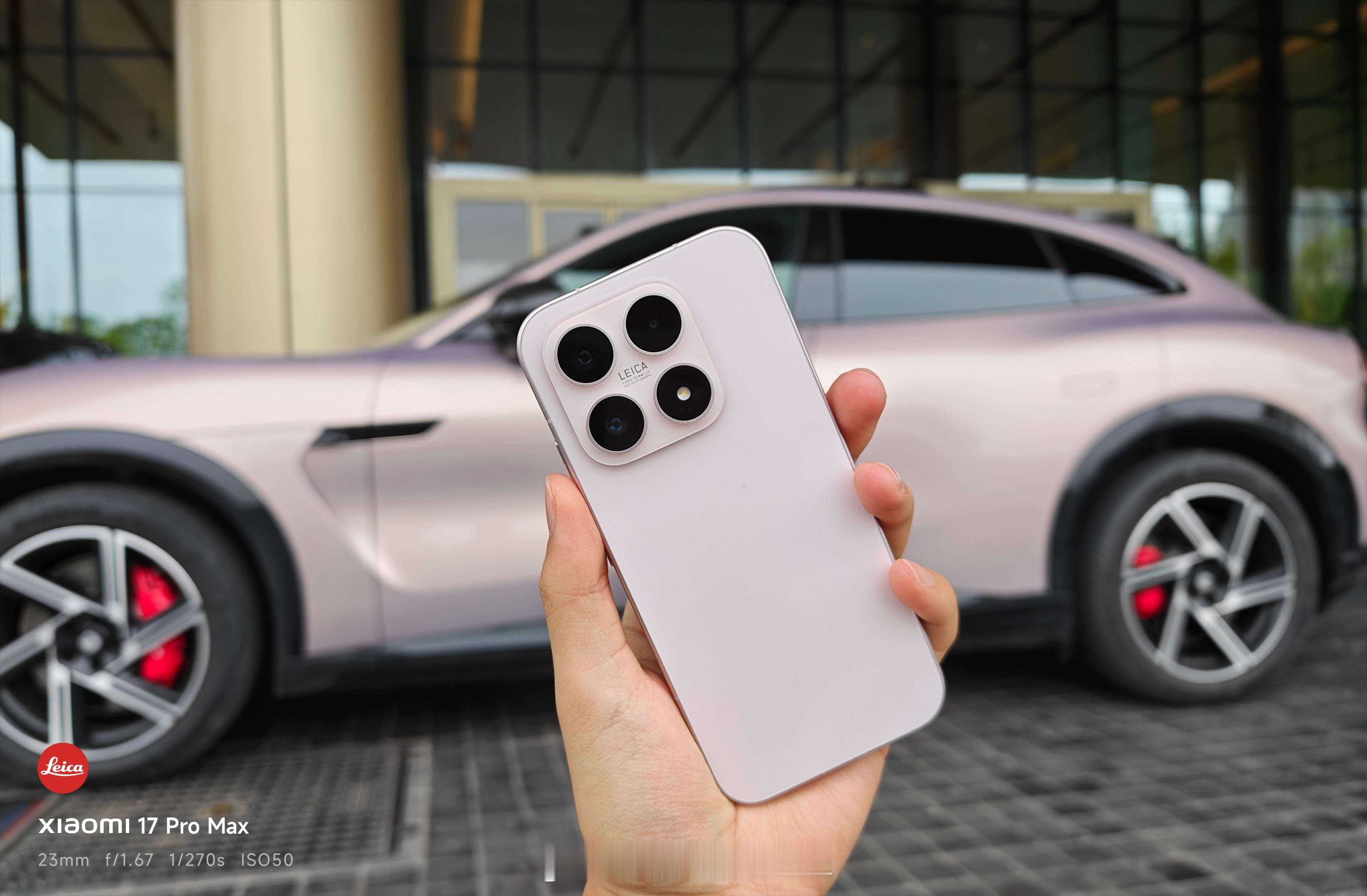 小米17的1TB版本其实比上代还便宜了200元。你能得到巨大的7000mAh电池