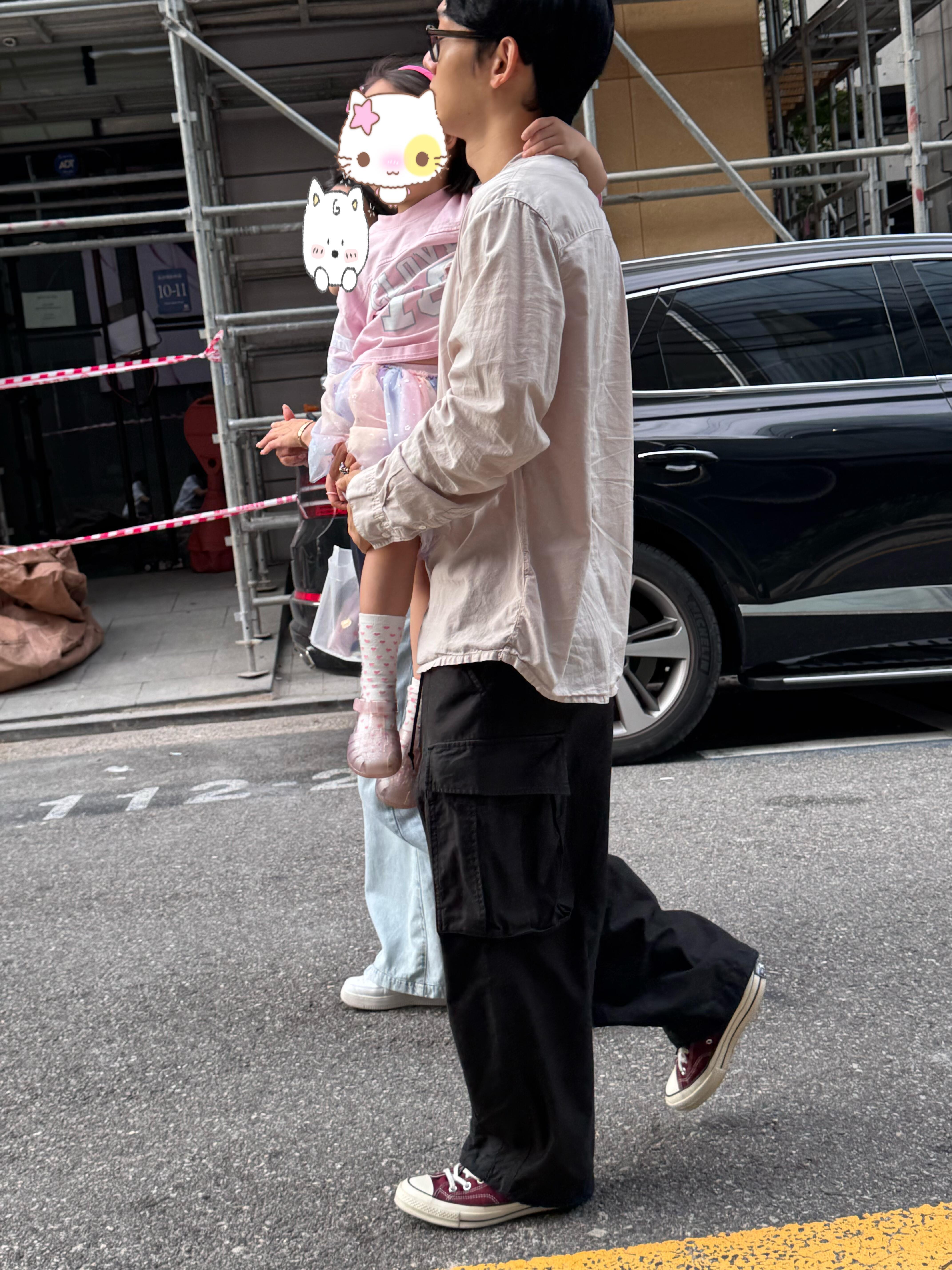 狎鸥亭偶遇金钟大和老婆孩子金钟大女儿和他超级像 网友在狎鸥亭逛街突然偶遇金钟大还