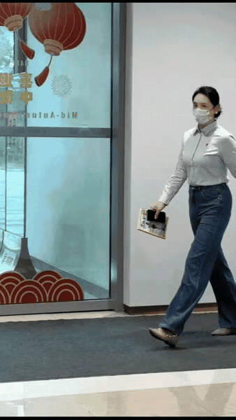 这位小姐姐走路这么有劲，是退伍军人吗？