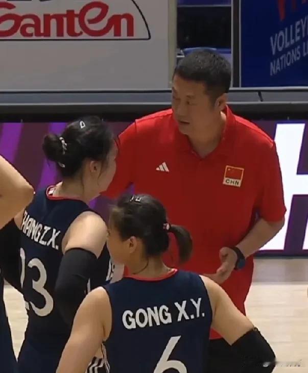 第二局中国女排顽强打到30-32遗憾失利，大比分0-2落后。
虽然输掉第二局，但