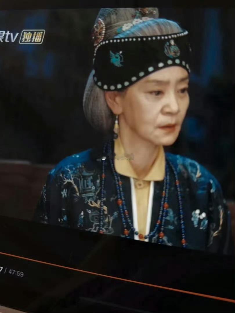 祖母发网是不是忘取了假发是这样吗 还是服化道忘记取发网了 ​​​