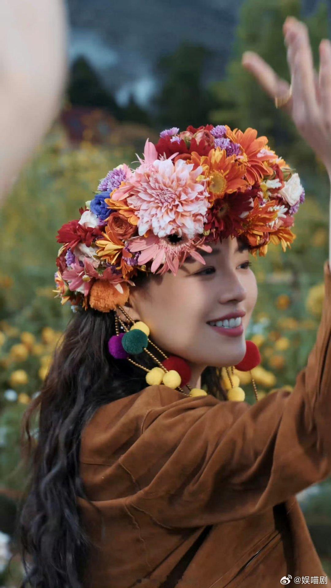 马思纯云南体验簪花她真的好适合这种带点民族风的大气造型，又温柔又有力量。果然看了