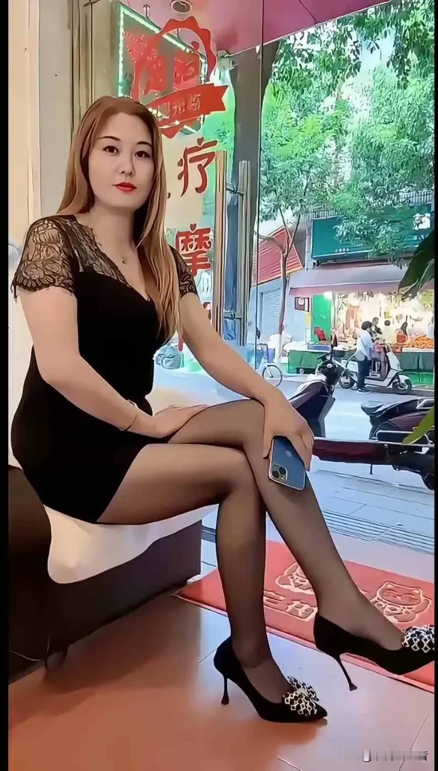 都市女郎的优雅日常，黑白穿搭尽显时尚魅力！
