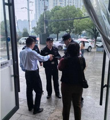 武汉50多岁任女士，拿着存折去银行取436万，大堂经理一摸就发现不对劲，纸张粗糙