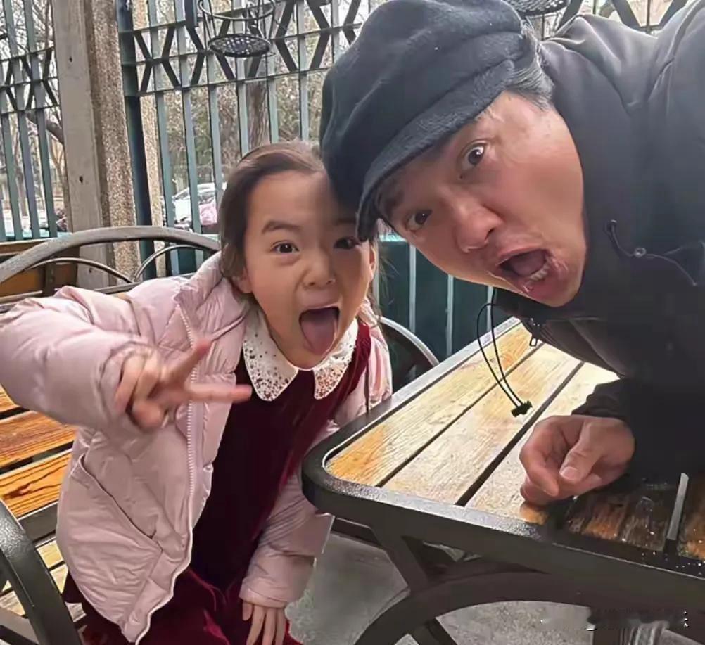 看得出小酒窝和爸爸在一起时最开心，
这纯真可爱、古灵精怪的笑容才是一个小女孩本来