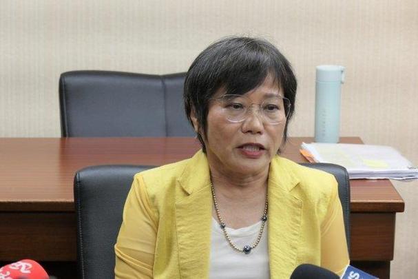 台独刘世芳紧逼陆配李贞秀，今送放弃“中国籍”表格到立委办公室 ，扬言不填写明天就