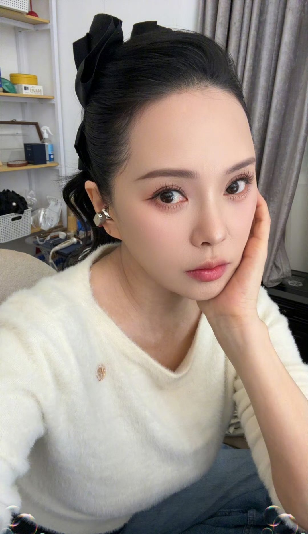 伊能静瘦了10斤这明明就是30岁好吧 有刘海也好适合姐姐你 好好看～ 