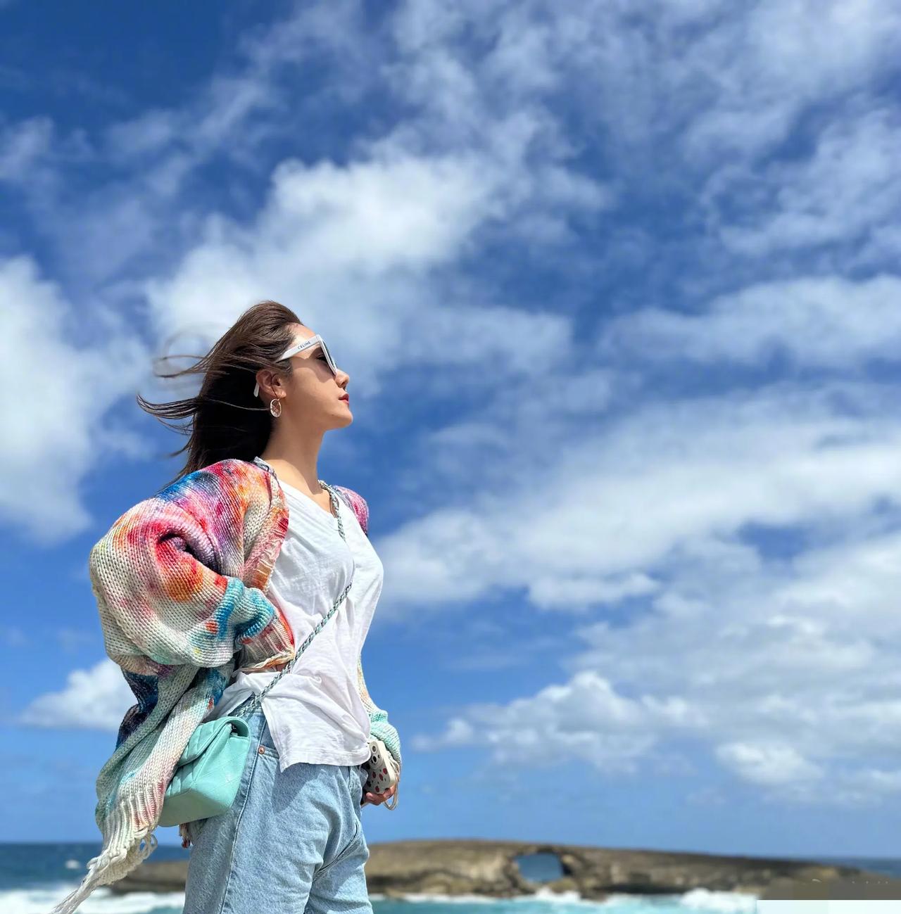 刘芸、郑钧夫妻俩和友人美国旅行记，一直在逛和吃的路上。近日还打卡了侏罗纪公园、菠