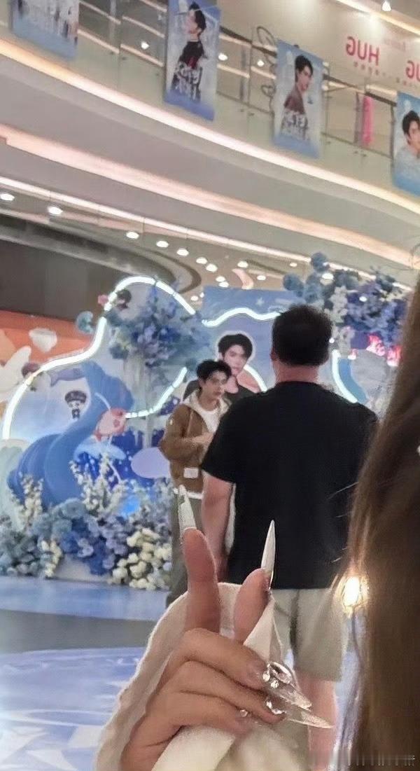 陈飞宇下班打卡粉丝应援痛楼🥺😣 