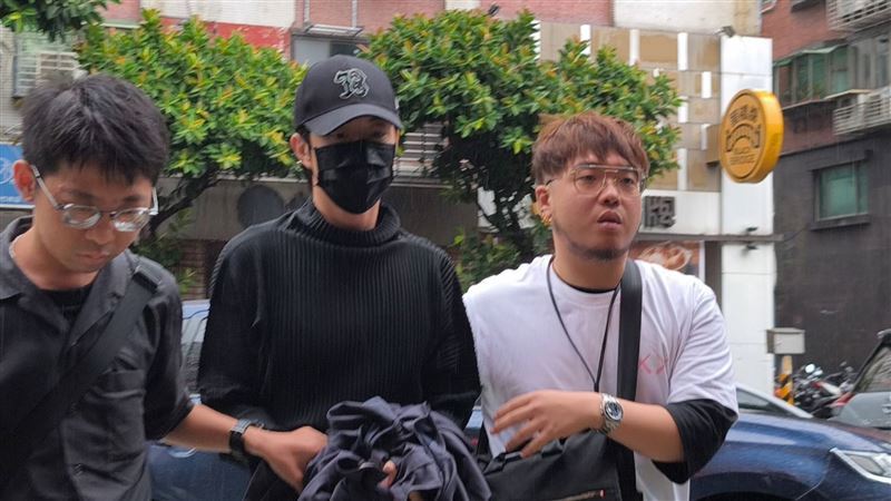 棒棒堂小杰称花了30万台币逃兵役棒棒堂小杰称花了30万逃兵役 据台媒，棒棒堂小杰