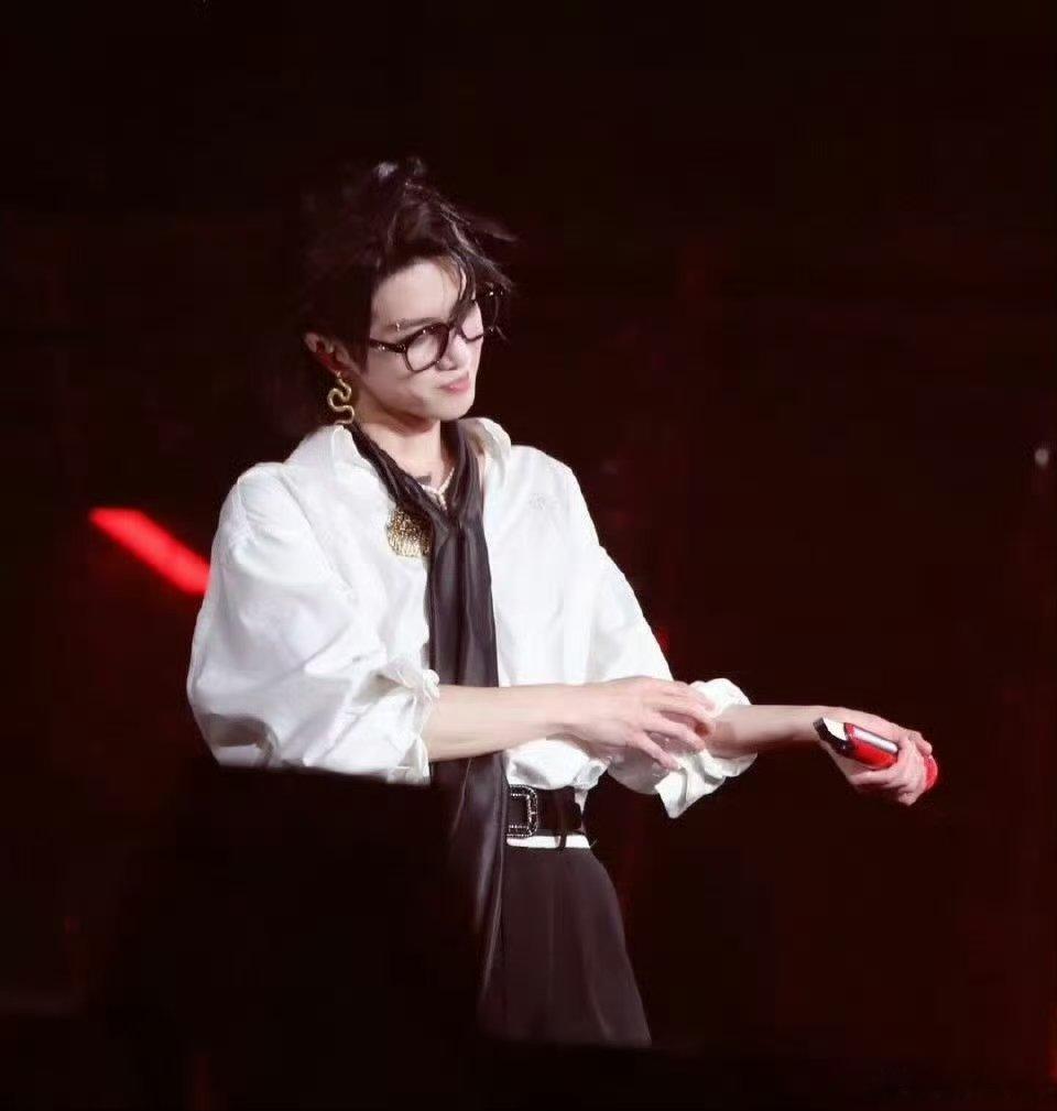 华晨宇 满分斯文败类当他演唱那些充满激情和力量的歌曲时，舞台上的灯光会随着音乐的