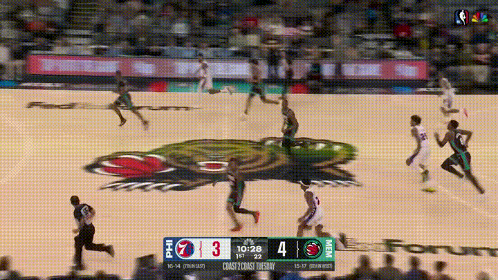 灰熊超级巨星莫兰特真是快如闪电！在今天灰熊主场迎战76人的比赛中，当时比赛进行到