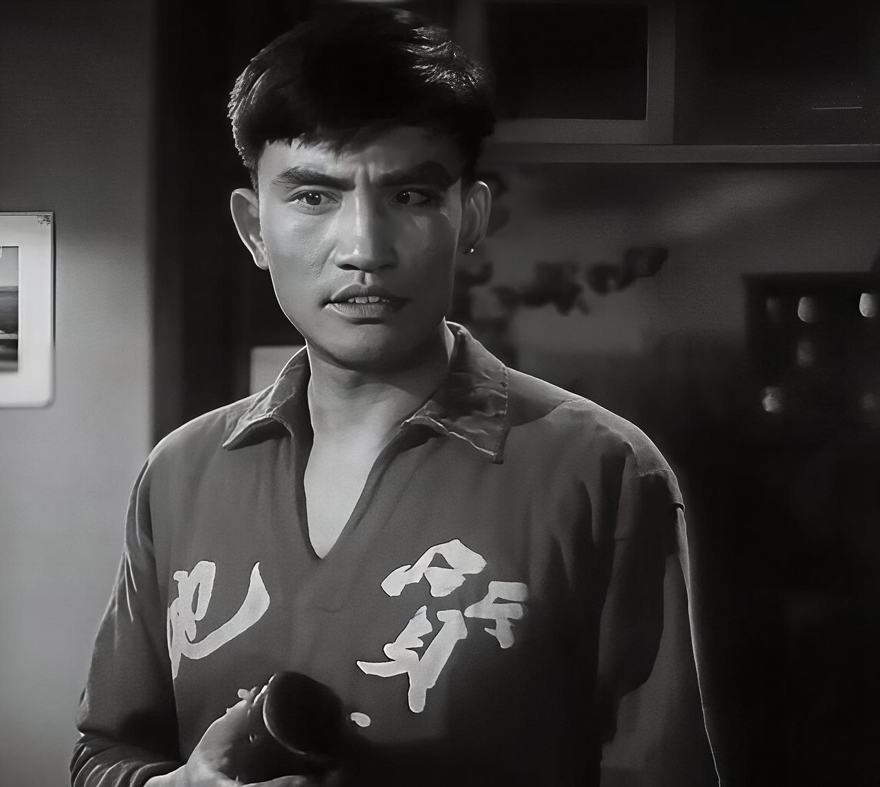 老电影《年青的一代》有两个版本：1965年的黑白版和1976年重拍的彩色版。影片
