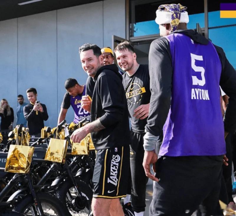 今日， 准备了100+辆E-Bike电动自行车作为圣诞礼物，赠送给湖人全体球员及