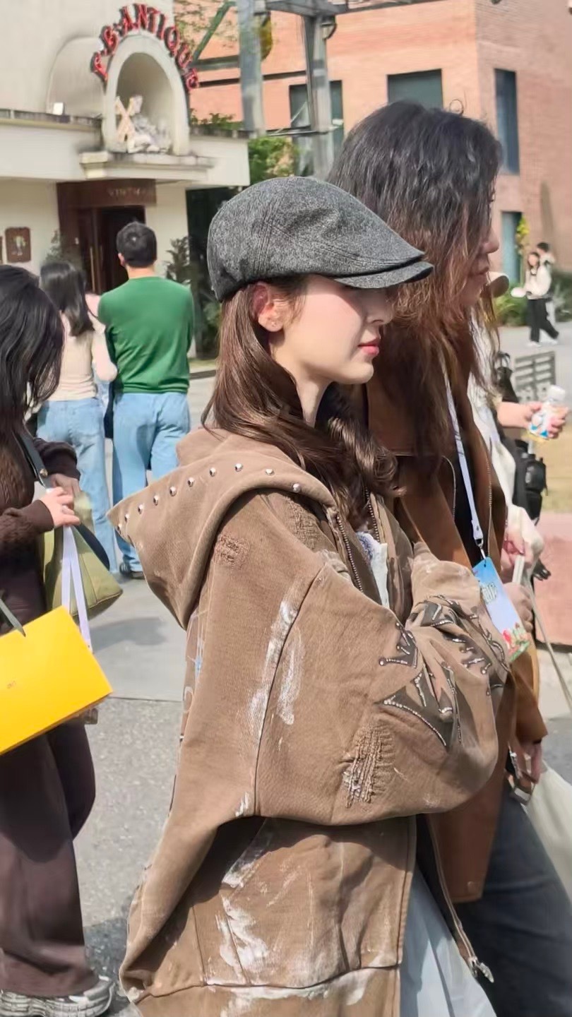 成都偶遇哈妮克孜王勉杨和苏网友偶遇哈妮克孜王勉杨和苏逛东郊记忆 很直观的感受到了