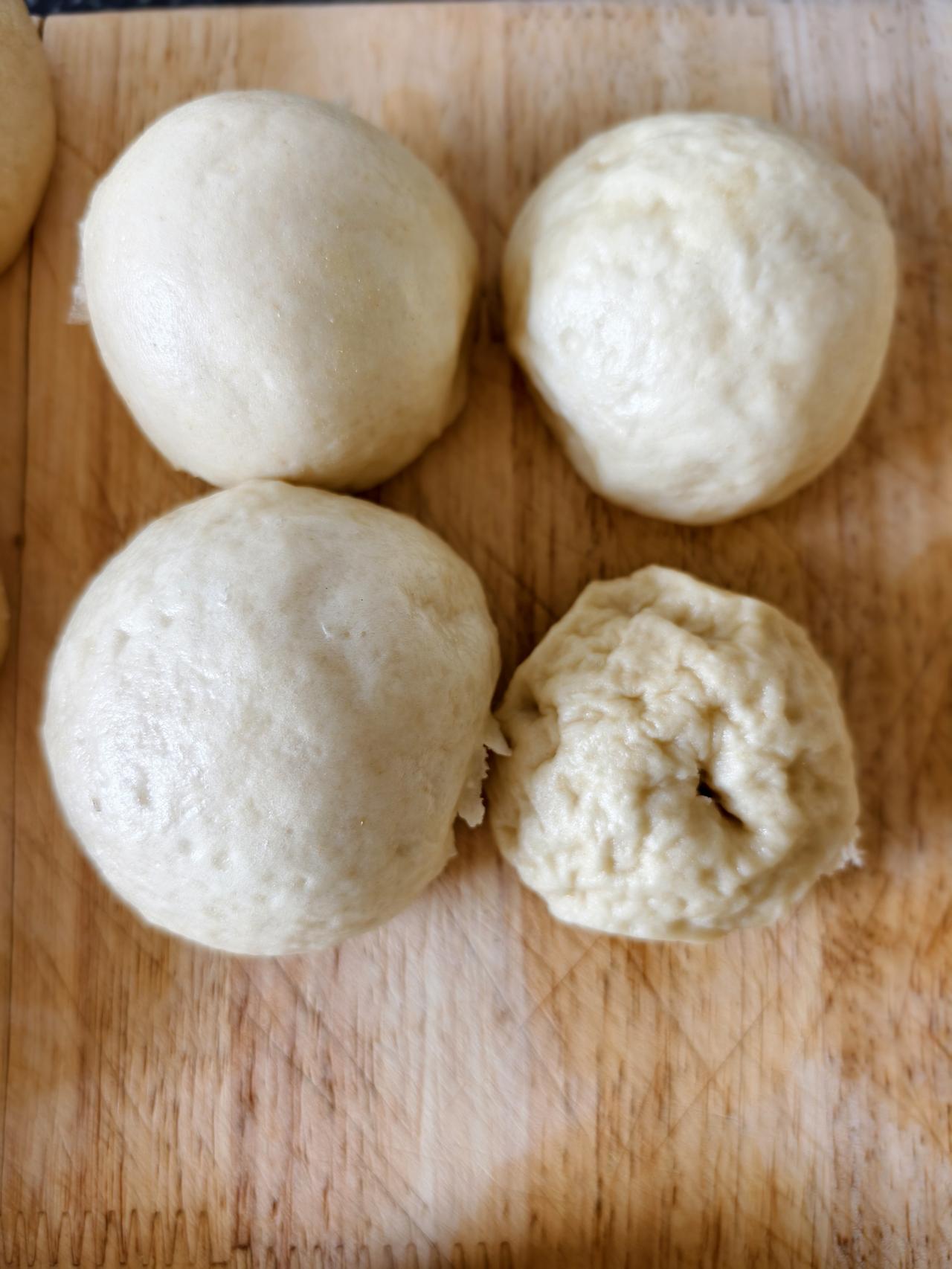 今天第一次蒸馒头出现故障（如图）。
同样的开水上锅蒸，蒸了30分钟，揭开锅盖的那