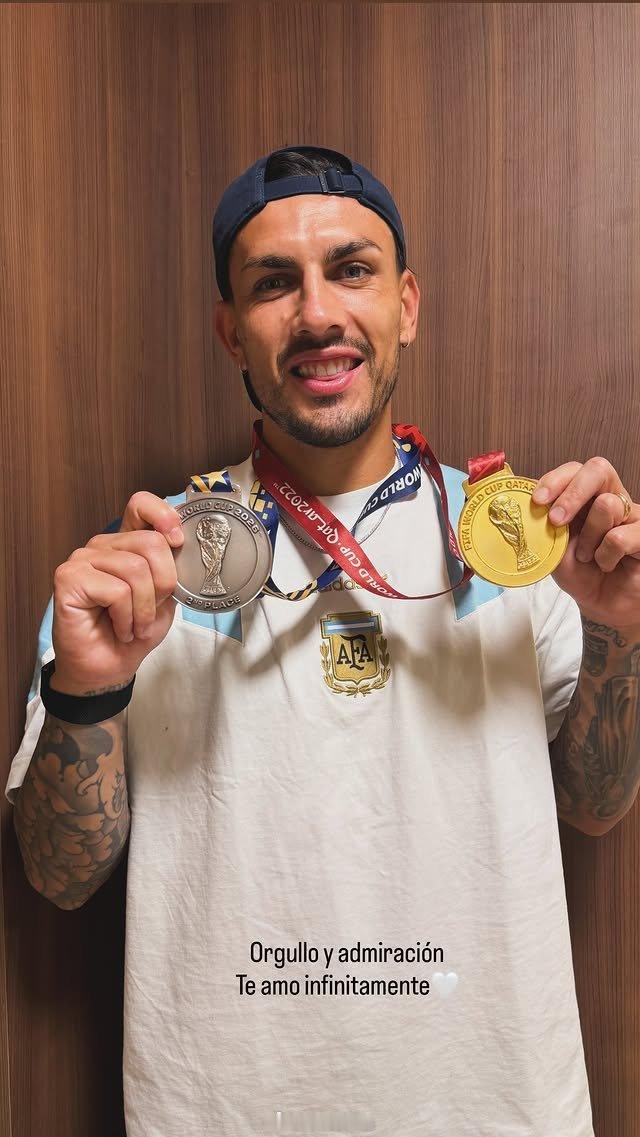 阿根廷球迷俱乐部  2022🏅2026🥈帕雷德斯展示世界杯奖牌，满满的骄傲 