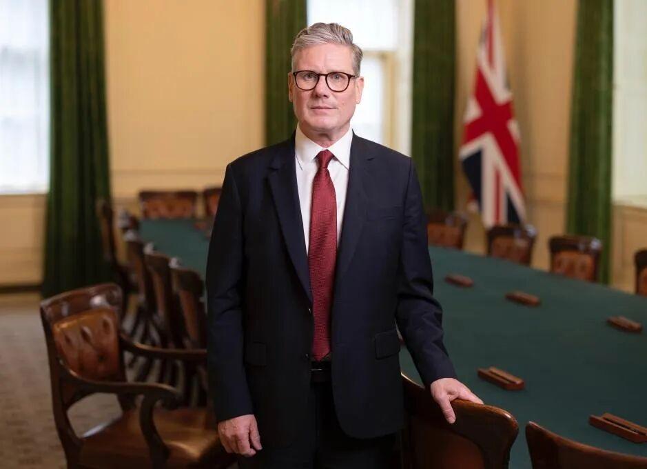 英国前首相斯塔默曾 “投喂” 给了世界三句话！

第一句：中国不是 “正在崛起”