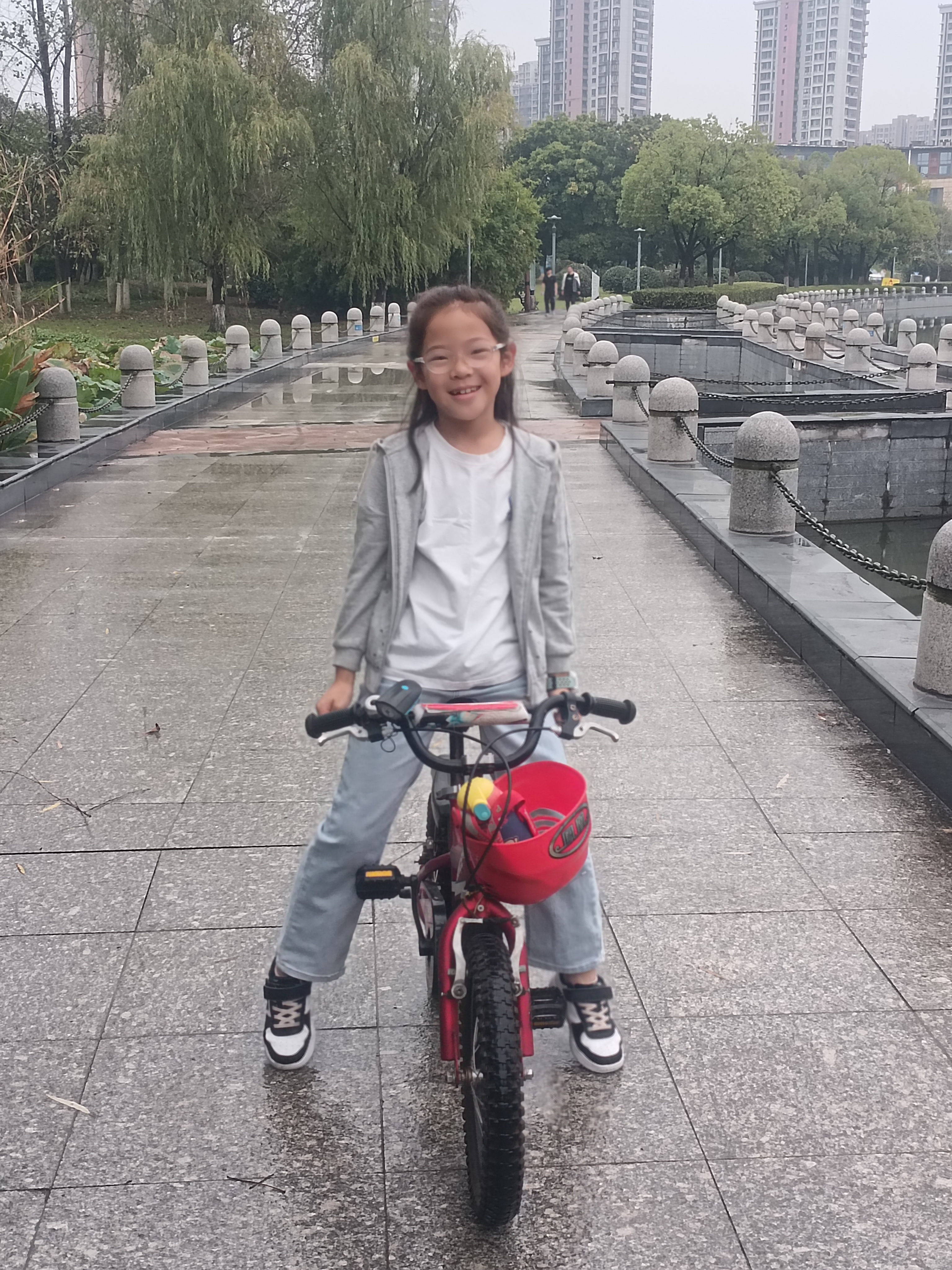 雨后的周日下午，小宝骑行莲花湖畔！[哈哈][哈哈][心][心] ​​​