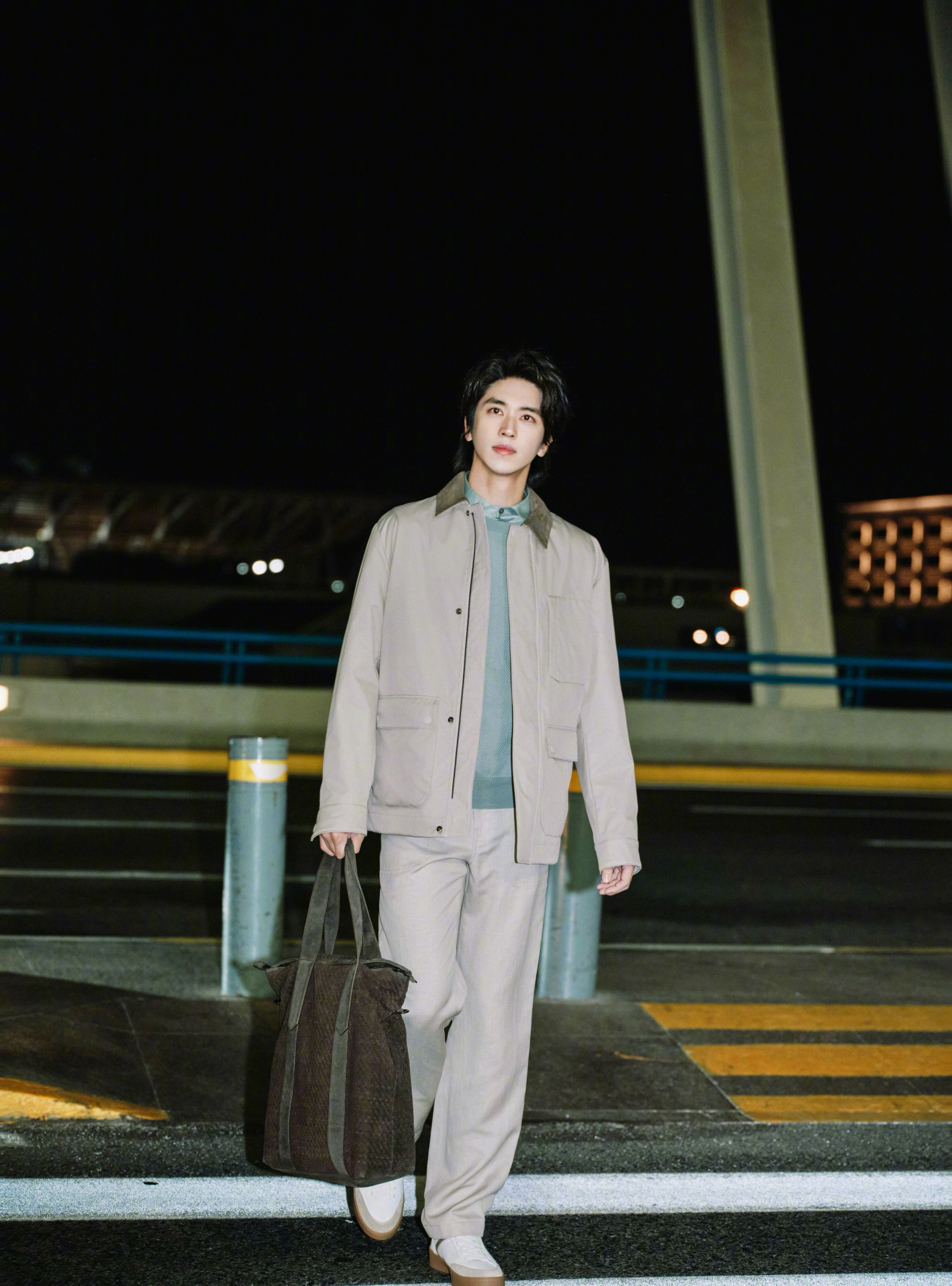 许魏洲时装周出发被夸害羞了 启程米兰时装周，前一秒还是冷脸拍照的帅哥，一离开摄影