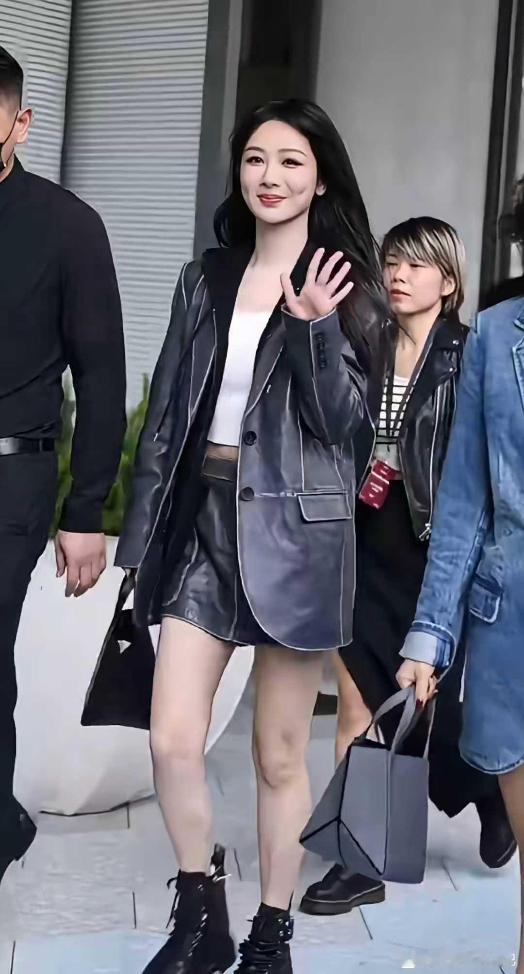 杨紫最近空降成都感觉她都没有原来的样子了，还不如旁边女孩好看，看着感觉有些奇怪呢