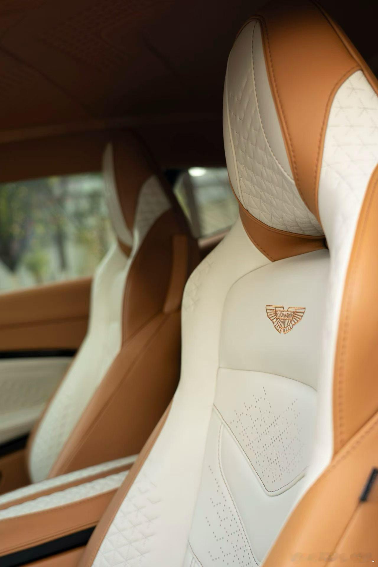 百年英伦超跑的优雅，搭配V12引擎的狂暴性能，每一次轰鸣都是极致热爱。好车从不缺