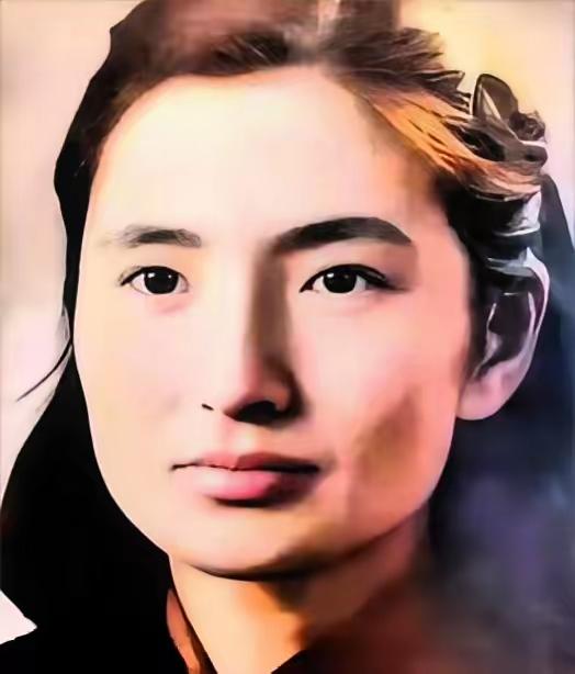 1943年，抗日女情报员邓静华在成功炸掉日伪机关后，立刻开车开始逃亡，日军在后面