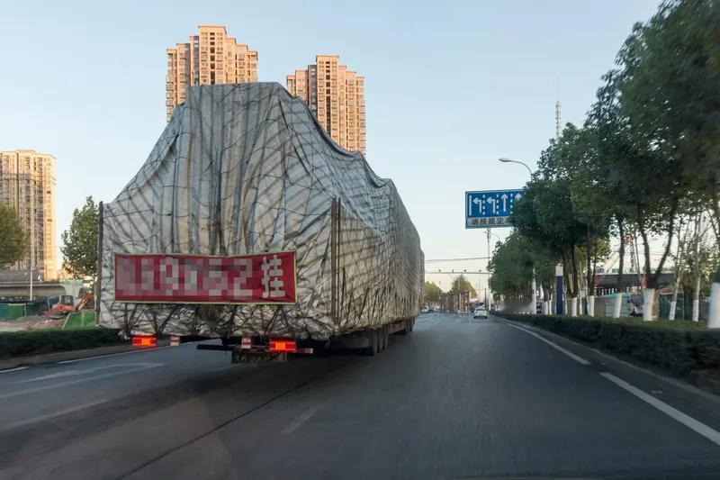 高速上遇到交警和超长货车，应对方法各有不同。
碰到交警，如果没违规，正常行驶即可