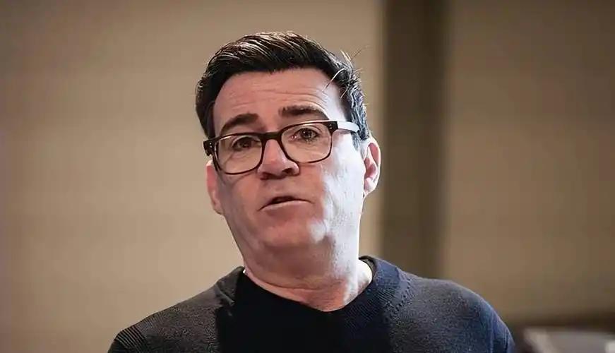 英国新首相刚进唐宁街，转身就对俄罗斯放狠话。可谁能想到，这位硬汉一给特朗普打电话
