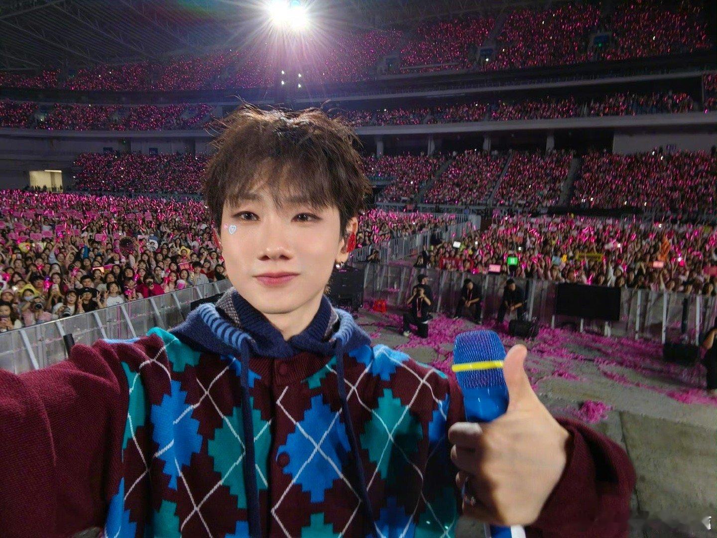 十五年的坚持不容易，上百首原创作品是最好的成绩单，也是对这个问题最有力的回应。 